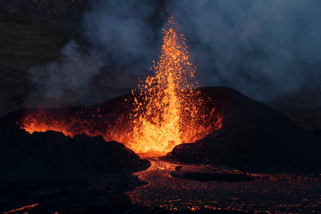 Un 6e volcan a réveillé l'Islande sous un nuage de feu Mizane.info